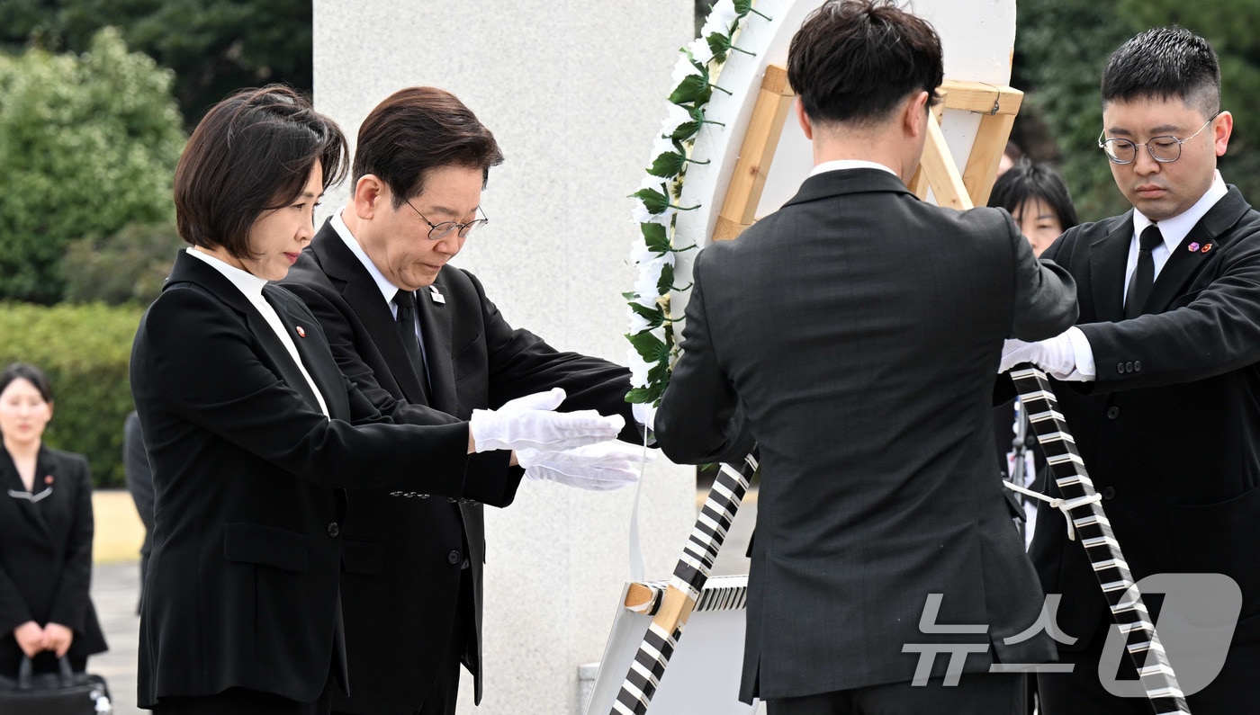 이재명 대통령과 김혜경 여사가 29일 제주시 명림로 제주4·3평화공원 내 위령제단에서 헌화를 하고 있다. 2026.3.29 ⓒ 뉴스1 이재명 기자