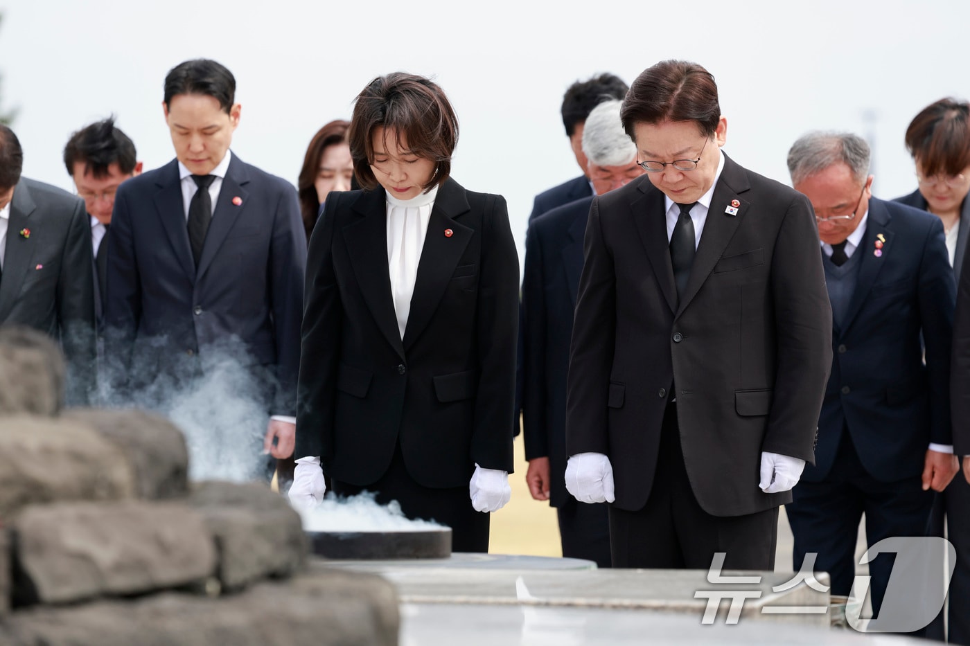 이재명 대통령과 김혜경 여사가 29일 제주시 명림로 제주4·3평화공원 내 위령제단에서 참배를 하고 있다. 2026.3.29 ⓒ 뉴스1 이재명 기자