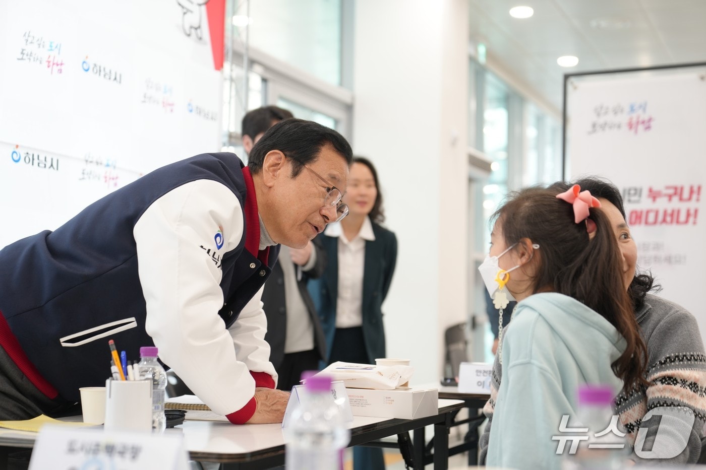 이현재 경기 하남시장이 지난 27일 감일복합커뮤니티센터에서 지역 주민과 소통하고 있다.(하남시 제공. 재판매 및 DB 금지)/뉴스1 