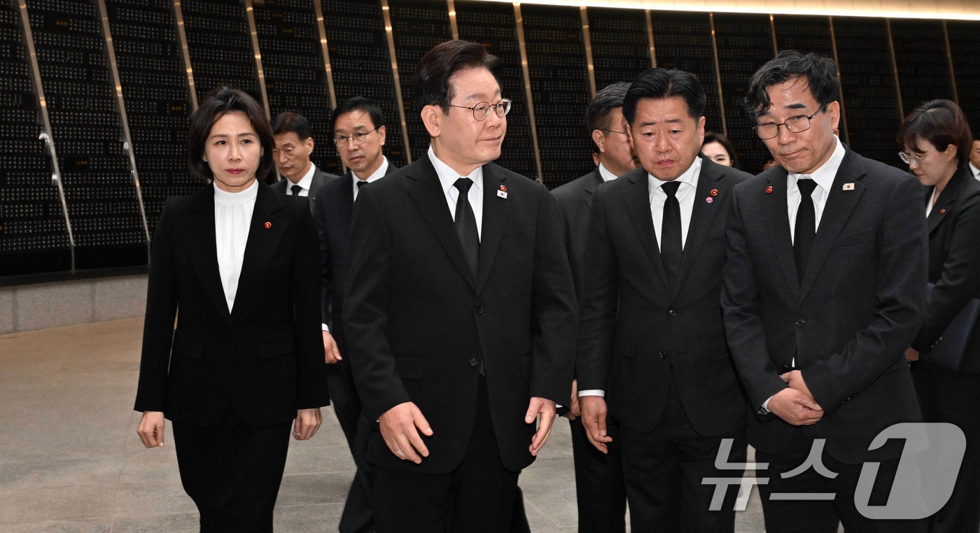 이재명 대통령과 김혜경 여사가 29일 제주4.3평화공원을 방문해 위패봉안실을 살펴보고 있다. 2026.3.29 ⓒ 뉴스1 이재명 기자