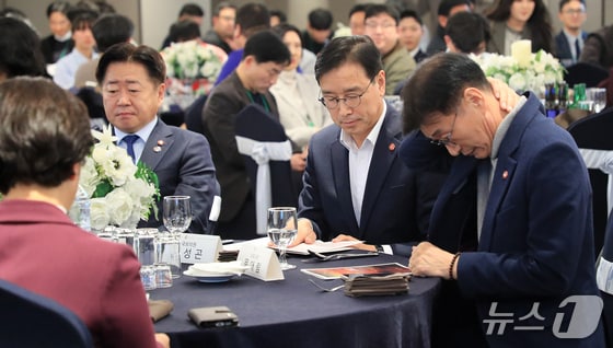 제주도기자협회 신년하례회에 참석한 (왼쪽부터) 오영훈 제주도지사와 위성곤 국회의원, 문대림 국회의원.(제주도기자협회 제공, 재판매 및 DB 금지)