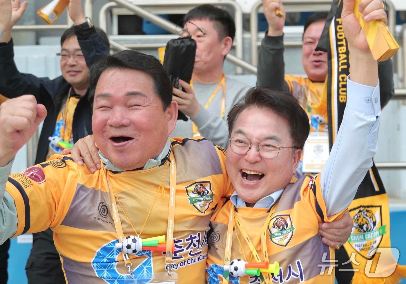 29일 오후 송암스포츠타운 주경기장에서 열린 2026 K3리그 홈 개막전에서 춘천시민축구단 선수가 골을 넣자 육동한 춘천시장(사진 오른쪽)과 신경호 강원도교육감이 기뻐하고 있다.(춘천시 제공, 재판매 및 DB금지)