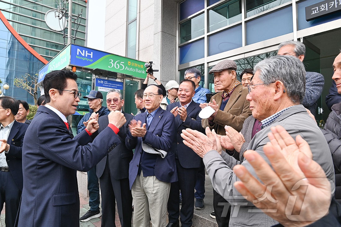 이철우 경북지사 예비후보는 29일 포항을 찾아 민생 행보를 이어가며 철강, 이차전지, 수소산업 육성 등을 담은 포항 발전 7대 공약을 발표했다. /뉴스1