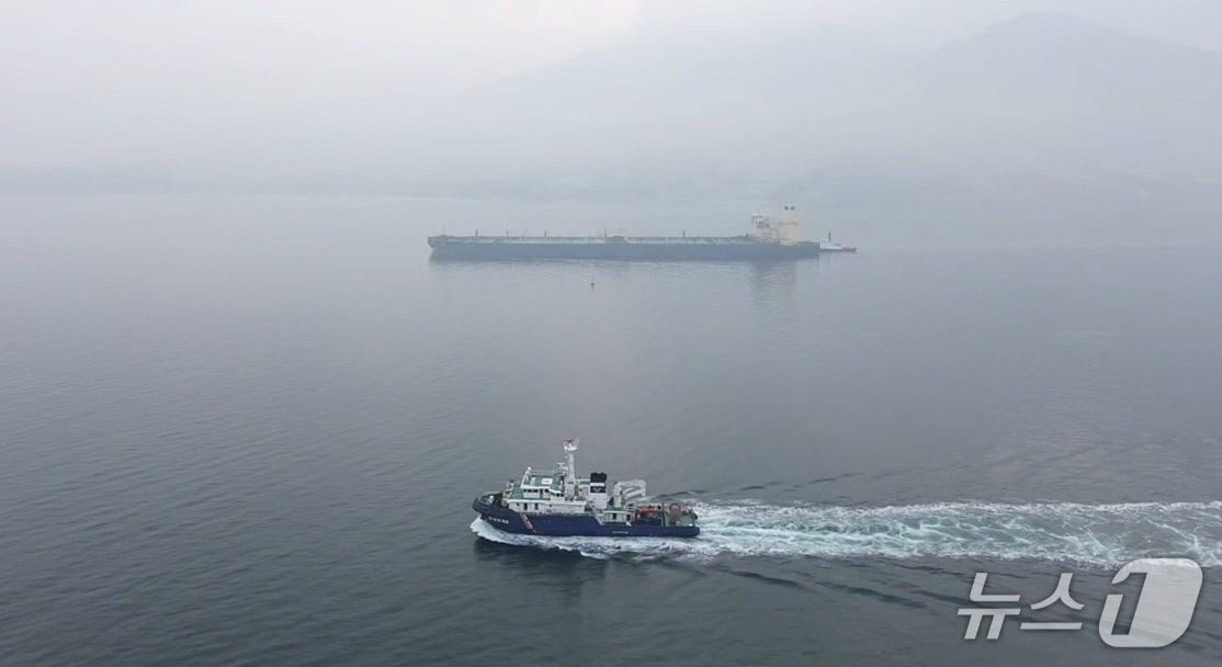 여수해경이 29일 경비함정 2척을 투입해 아랍에미리트 에서 원유 200만 배럴을 싣고 입항한 15만톤급 유조선의 접안을 지원하고 있다. (여수해경 제공. 재판매 및 DB 금지)