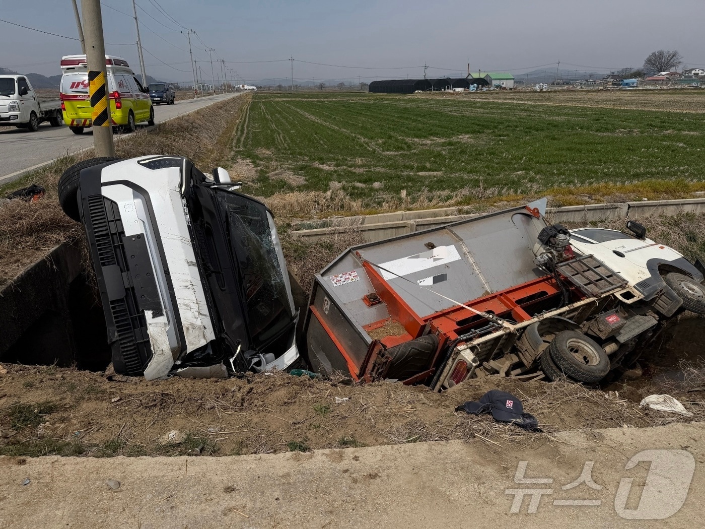 29일 오전 11시 28분께 전북 익산시 용안면의 한 교차로에서 1톤 트럭과 스포츠유틸리티차(SUV)가 부딪혀 농수로에 빠졌다.(전북소방본부 제공. 재판매 및 DB금지) ⓒ 뉴스1 문채연 기자