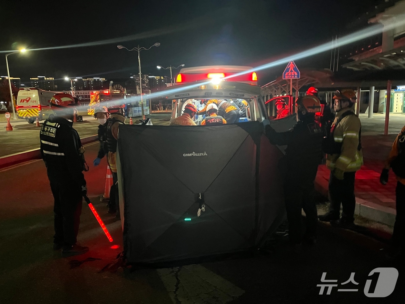 29일 오후 7시 21분께 전북 남원시 신전동의 남원역 역사에서 90대 남성이 추락하는 사고가 발생해 소방이 이송하고 있다.(전북소방본부 제공. 재판매 및 DB금지)