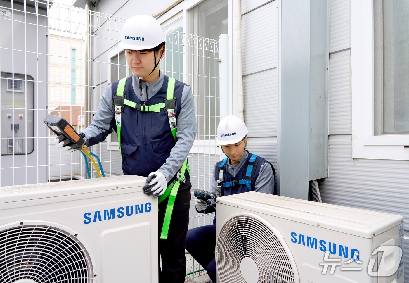 삼성전자서비스 엔지니어가 에어컨 사전 점검 서비스를 제공하는 모습(삼성전자서비스 제공)