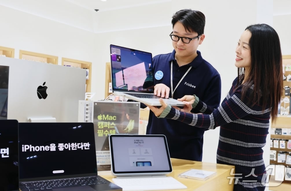 롯데백화점 대구점 1층 '프리스비' 매장을 찾은 고객이 다양한 학업용 IT 기기를 살펴보고 있다.(롯데백화점 제공, 재판매 및 DB 금지)