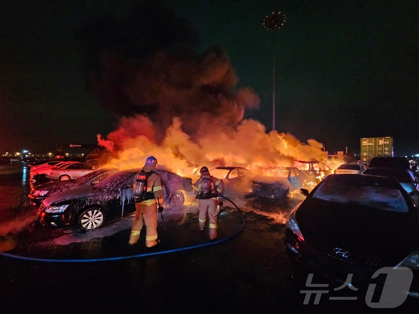 2일 오후 9시 9분쯤 인천시 중구 항동 7가 선광남항 중고차 장치장에서 화재가 발생했다. 이 사고로 수출 대기 중이던 중고차량 15대가 완전히 타고, 15대가 부분적으로 탔다.(인천소방본부 제공. 재배포 및 DB금지)2026.3.3 ⓒ 뉴스1 박소영 기자