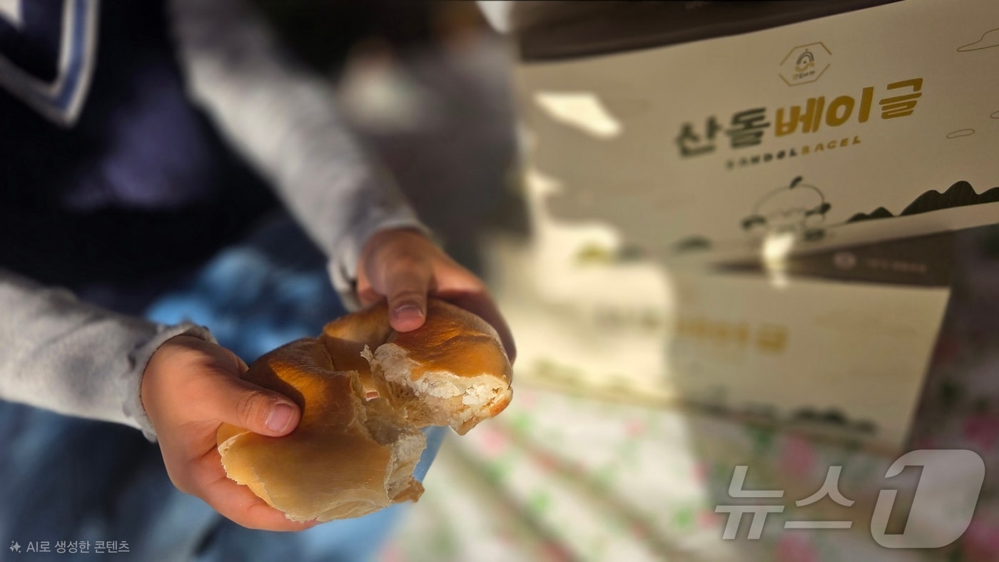 경북산림환경연구원은 3일 도유특허 '산돌배 업사이클링 푸드 및 혈당강하 조성물' 기술이전을 통해 '산돌베이글'을 출시했다./뉴스1