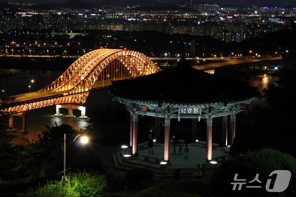 고양시 행주산성 정상에서 바라본 행주대교와 한강의 야간 전경. (고양시 제공, 재판매 및 DB금지)