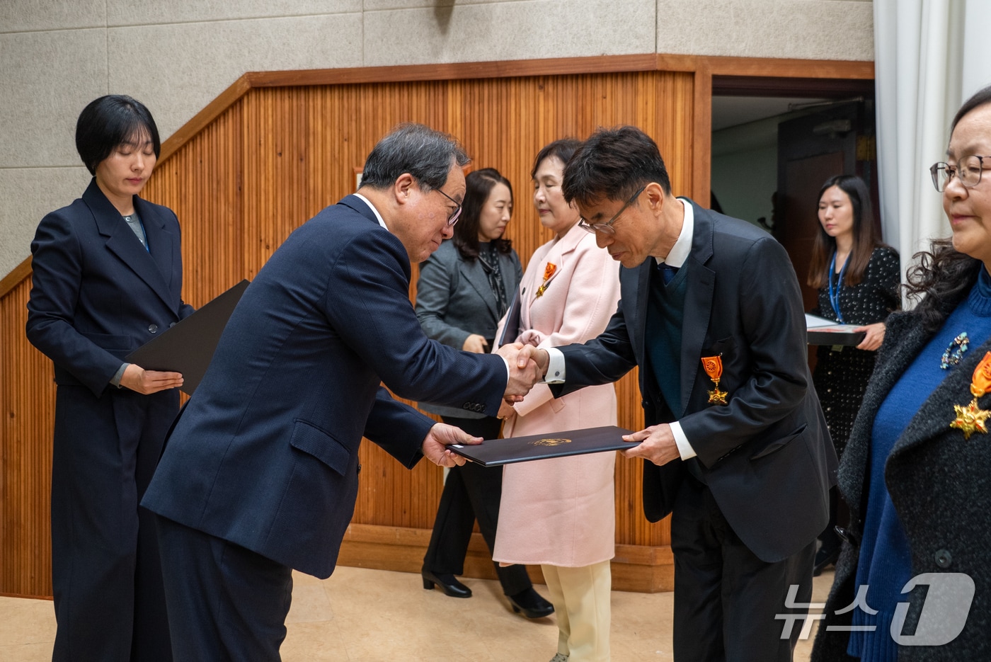초·중등 퇴직교원·모범공무원 포상 전수식 모습.(부산시교육청 제공. 재판매 및 DB금지)