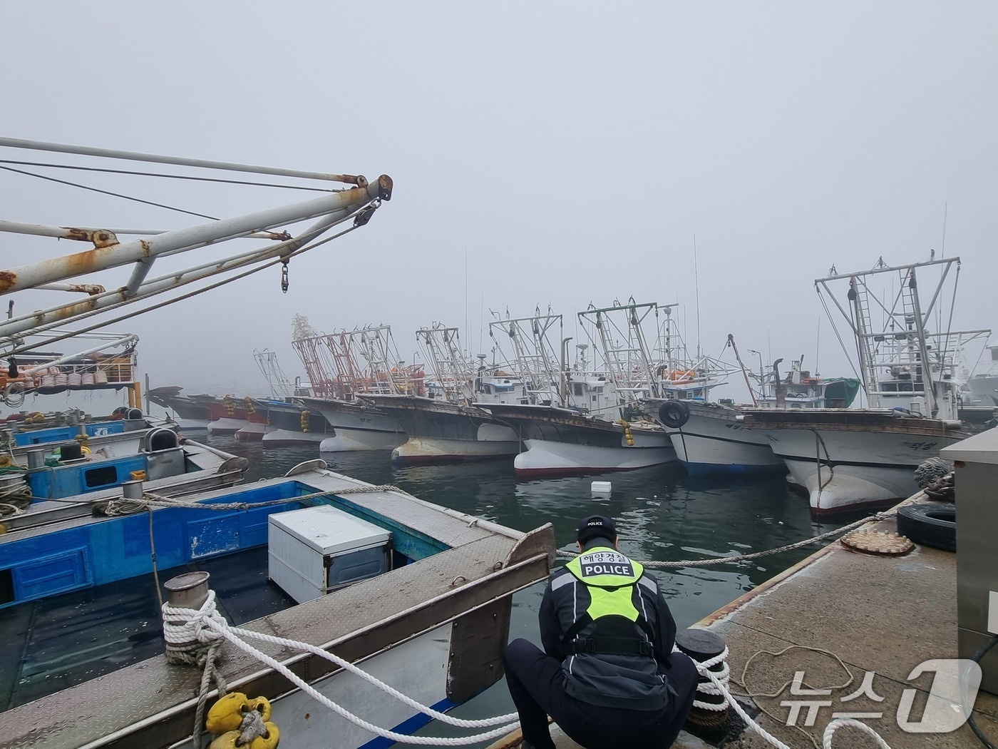  선박 상태를 점검하고 있는 해양경찰(해양경찰청 제공/뉴스1)