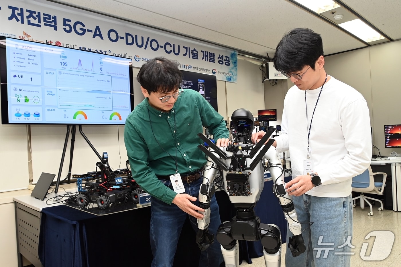 5G모뎀을 설치한 로봇과 오픈랜 저전력 기지국을 연결하는 ETRI 연구진(ETRI 제공) /뉴스1