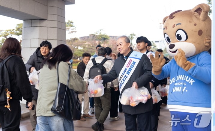 양오봉 전북대 총장이 2026학년도 첫 등교일인 3일 오전, 새학기를 시작하는 학생들을 격려하기 위한 간식 나눔행사를 가졌다.(전북대 제공, 재판매 및 DB 금지)/뉴스1