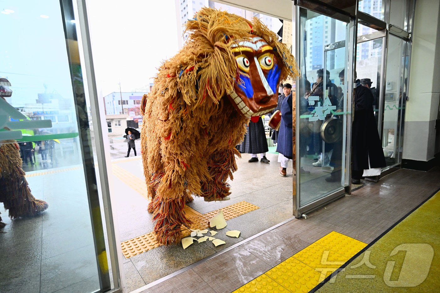 정월대보름인 3일 오전 강원 속초시청에서 속초사자놀이보존회에서 주관한 '2026 정월대보름 지신밟기' 행사가 열리고 있다.(속초시 제공, 재판매 및 DB 금지) 