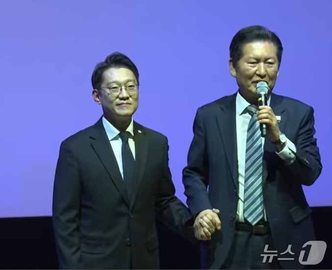  지난 2일 오후 경인교대에서 열린 김남준 전 청와대 대변인 출판기념회에 참석한 정청래 민주당 대표가 축사를 마친 뒤 김 전 대변인을 단상으로 불러 올려 덕담을 하고 있는 모습. (오마이TV 유튜브 갈무리) ⓒ 뉴스1