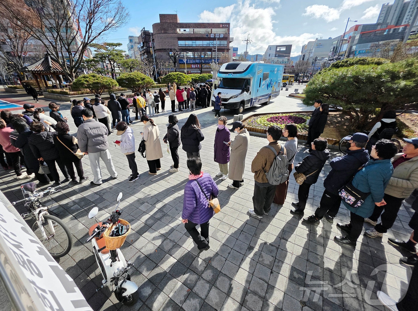 광주 북구 지역화폐 부끄머니 발행이 시작된 3일 오전 광주 북구청 광장에 주민들이 부끄머니를 발급 받기 위해 광주은행 출장버스 앞에 대기하고 있다.(광주 북구 제공. 재판매 및 DB 금지) 2026.3.3