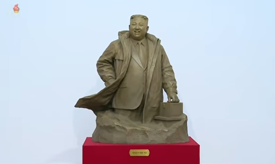 지난달 28일 조선중앙TV가 방영한 노동당 9차 대회 기념 '국가도서 및 미술전람회' 개최 보도 영상에 공개된 김정은의 단독 동상 (조선중앙TV 갈무리)