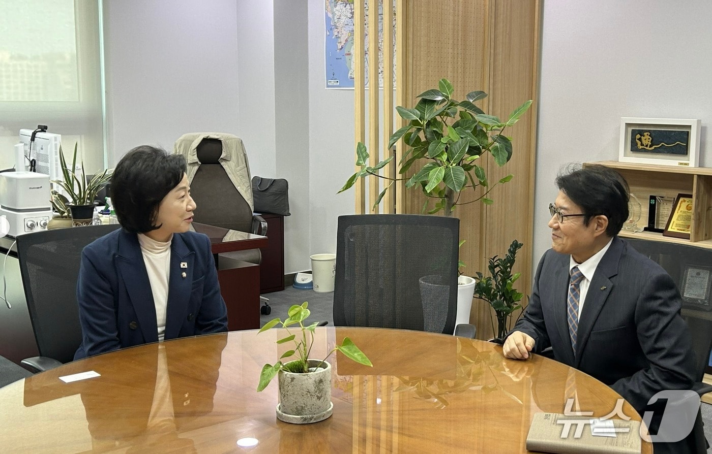 송옥주 "과천 경마장 이전 지원"...3조원 비용 레저세 감면 검토 - 뉴스 썸네일 이미지