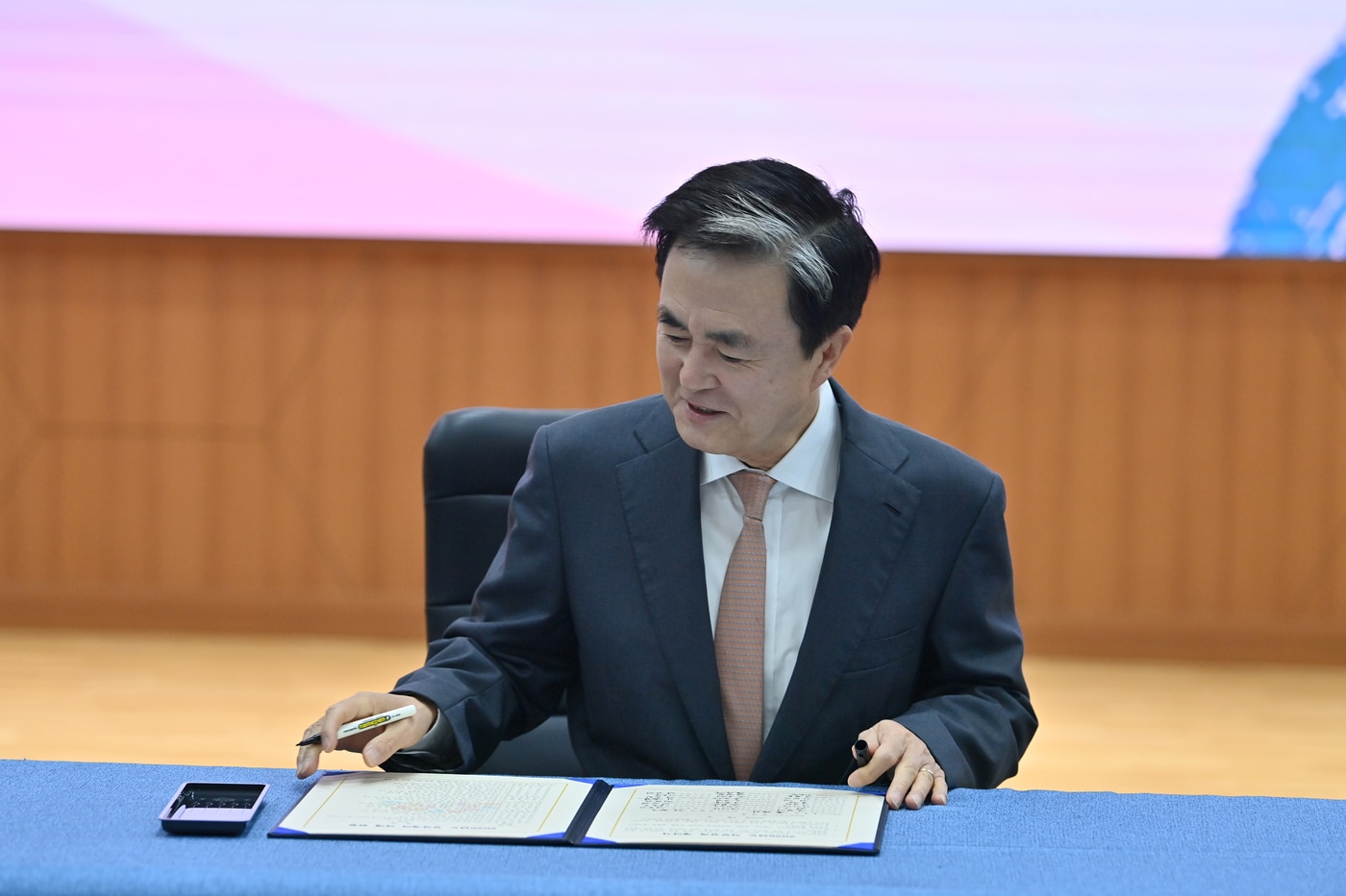 김태흠 지사가 직무성과 계약서에 서명을 하고 있다.(도 제공. 재판매 및 DB금지)/뉴스1