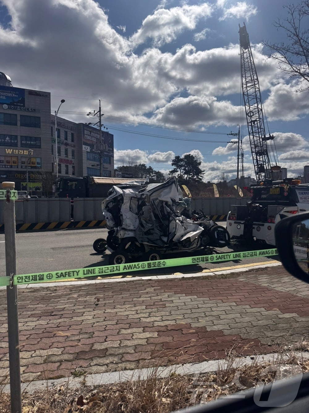 3일 오전 11시 15분쯤 광주 광산구 도천동 한 도로에서 70대 A 씨가 몰던 승용차가 역주행 하면서 마주오던 경차와 1톤 화물차를 충격했다. 사진은 사고가 난 경차의 모습. (독자제공. 재판매 및 DB 금지) 