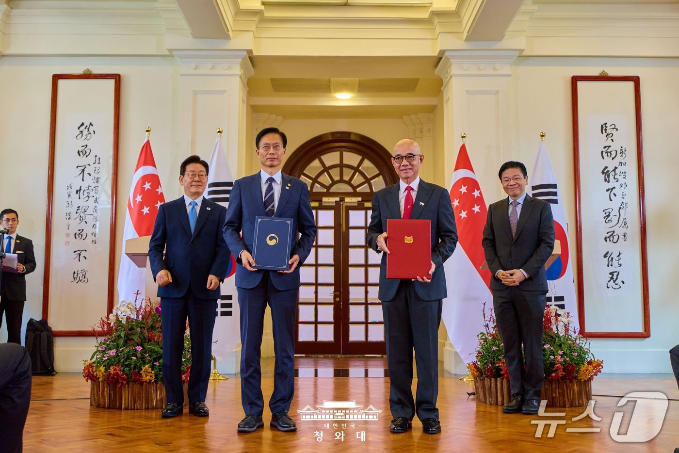 김용선 지식재산처장(왼쪽 2번째)과 니키 탄 싱가포르 지식재산청 이사회 의장(왼쪽 3번째)이 이재명 대통령(맨 왼쪽)과 로런스 웡 싱가포르 총리가 임석한 가운데 ‘지식재산 강화 협력에 관한 양해각서(MOU)’를 교환하고 있다.(청와대 제공.재판매 및 DB금지)/뉴스1 
