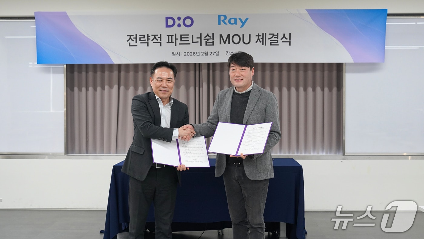 디오와 레이 관계자가 글로벌 시장 확대를 위한 업무협약을 맺은 뒤 기념사진을 찍고 있다.(디오 제공. 재판매 및 DB 금지)