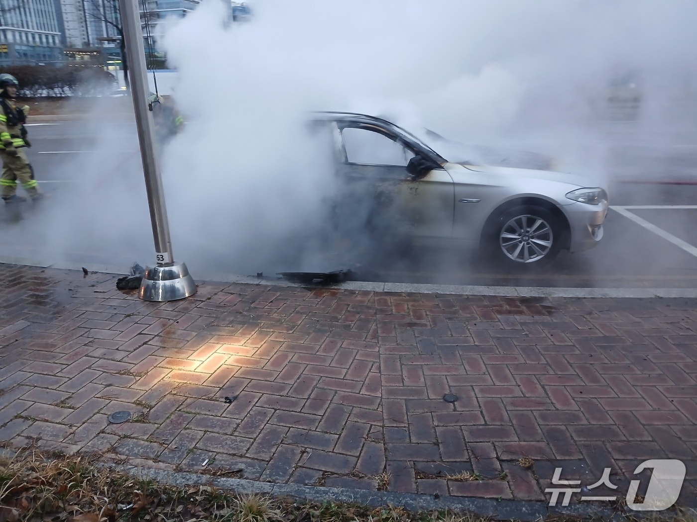 3일 오전 7시 1분 인천시 송도국제도시 길병원 근처 도로에서 달리던 BMW차량에서 화재가 발생했다.(인천소방본부 제공. 재배포 및 DB금지)2026.3.3./뉴스1
