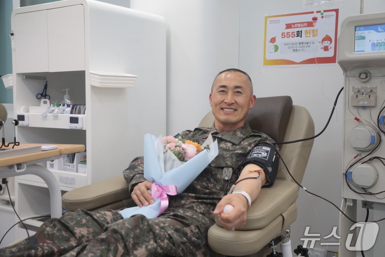 헌혈 555회 달성한 노완철 씨.(대한적십자사 충북혈액원 제공. 재판매 및 DB금지)