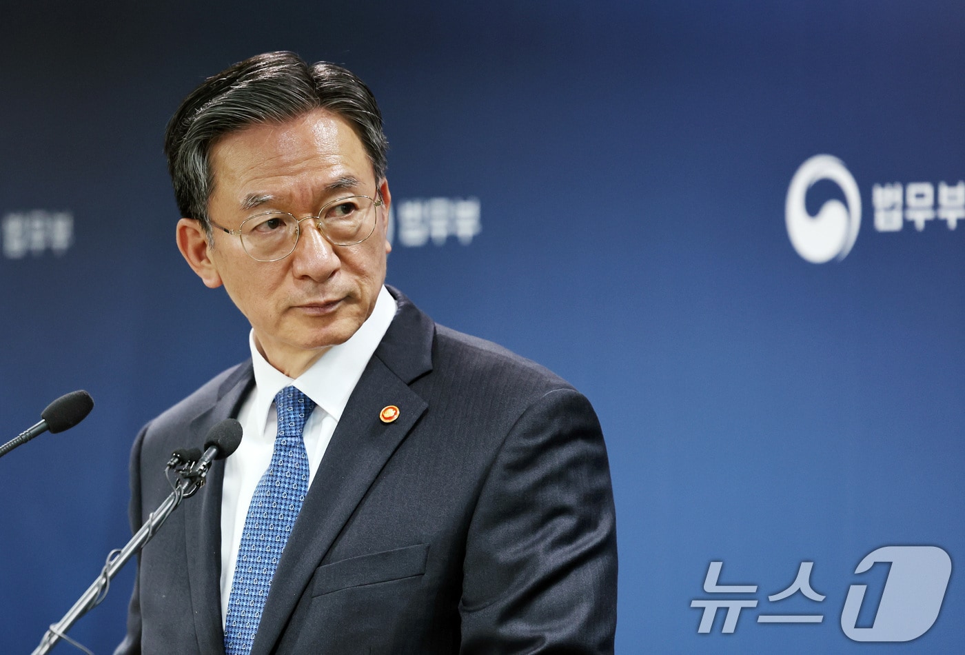 정성호 법무부 장관이 3일 오후 경기도 정부과천청사 법무부에서 ‘2030 이민정책 미래전략‘을 발표를 준비하고 있다. 2026.3.3 ⓒ 뉴스1 구윤성 기자