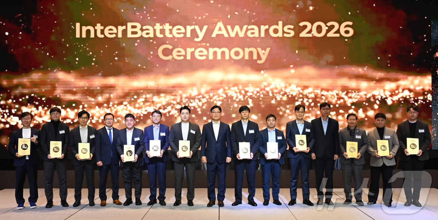 조상현 코엑스 사장(왼쪽 네 번째)와 박태성 한국배터리산업협회 상근부회장(왼쪽 여덟 번째)이 3일 서울 여의도 글래드 호텔에서 열린 2026 인터배터리 어워즈 시상식에서 어워즈 수상 12개 기업과 함께 단체 사진을 촬영하고 있다. (코엑스 제공. 재판매 및 DB 금지) 2026.3.3 ⓒ 뉴스1