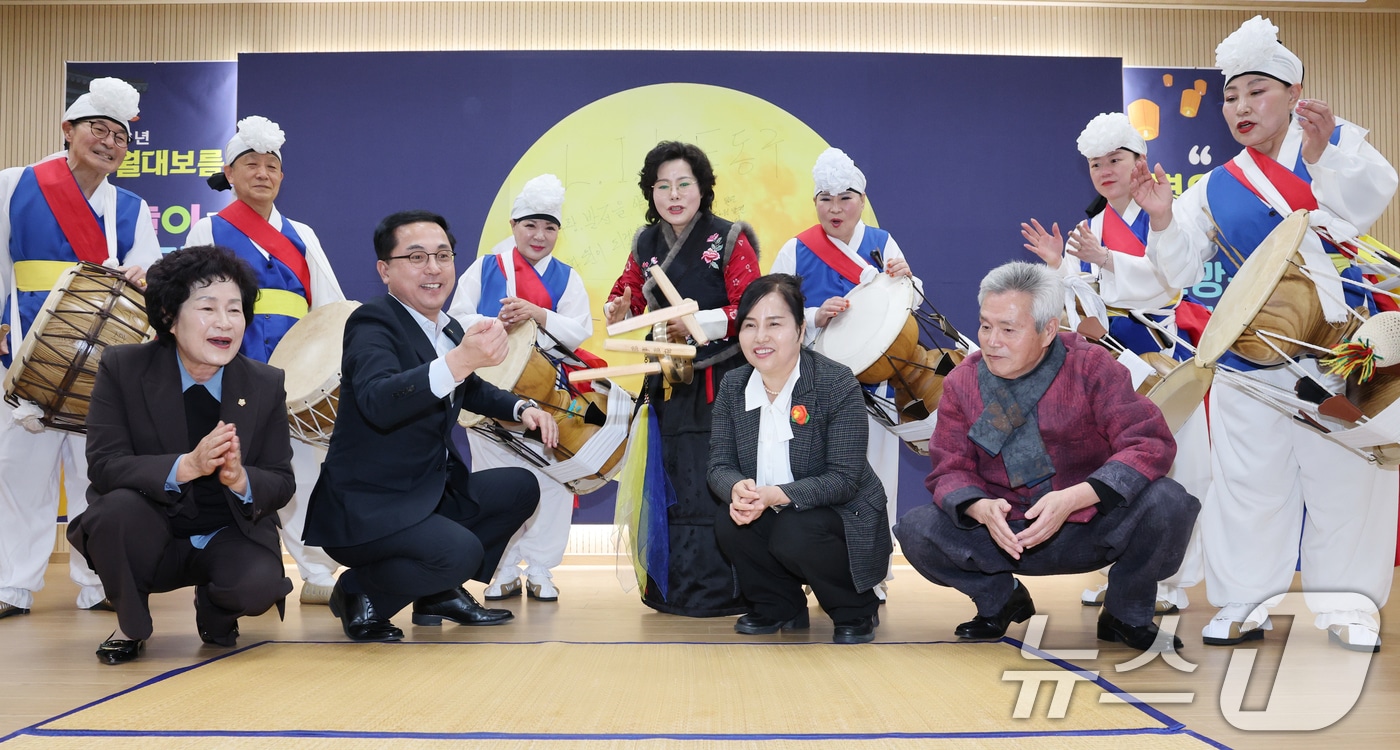 정월대보름인 3일 대전 동구문화원에서 열린 ‘정월대보름 전통 민속놀이 한마당’에서 박희조 동구청장과 시민들이 윷놀이를 하고 있다.  2026.3.3 ⓒ 뉴스1 김기태 기자