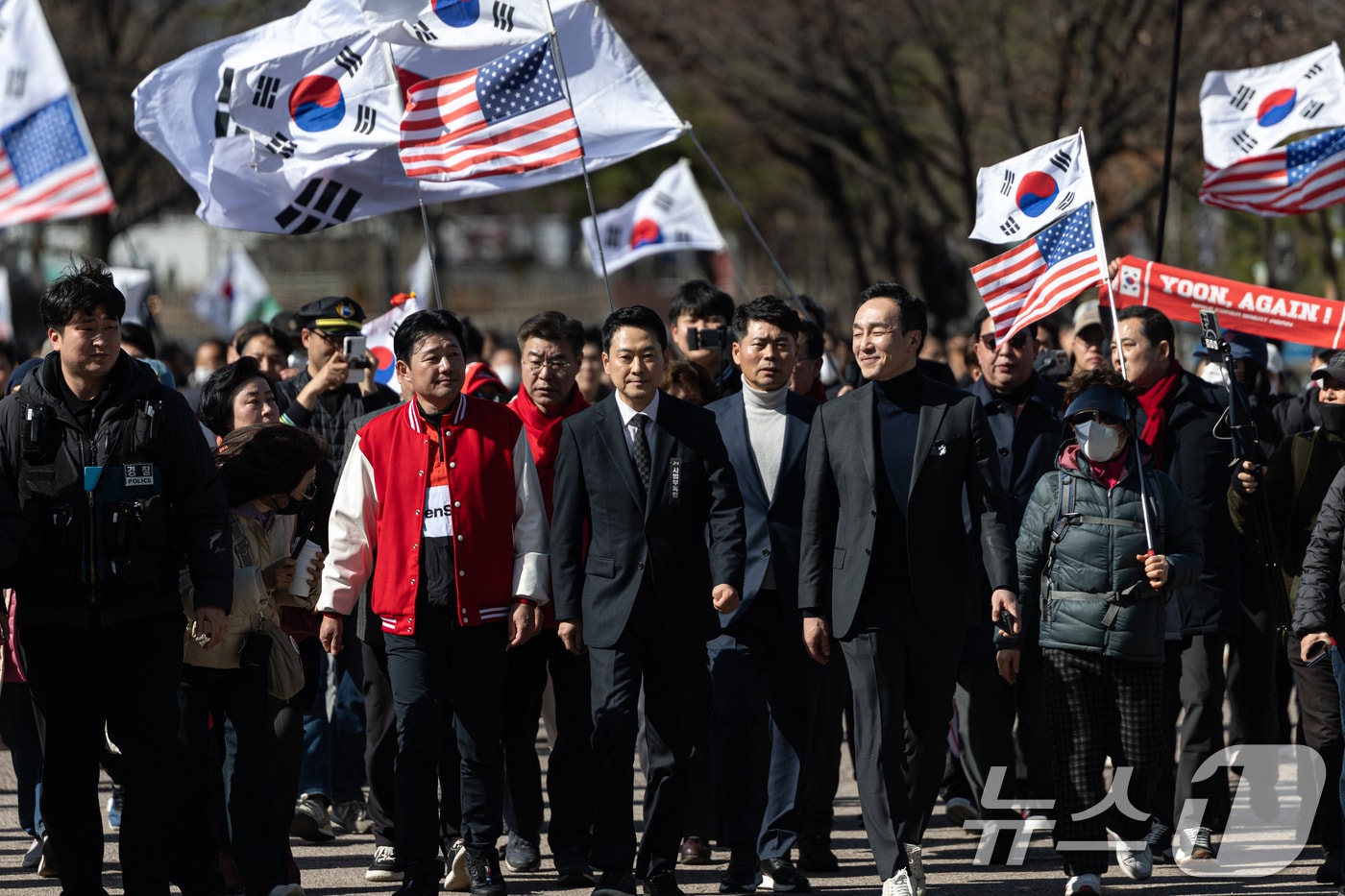 장동혁 대표를 비롯한 국민의힘 지도부가 3일 서울 여의도 국회 본관 앞에서 열린 사법독립 헌정수호를 위한 대국민 호소 국민대장정 규탄대회를 마친 후 청와대를 향해 행진하고 있다. 2026.3.3 ⓒ 뉴스1 이승배 기자