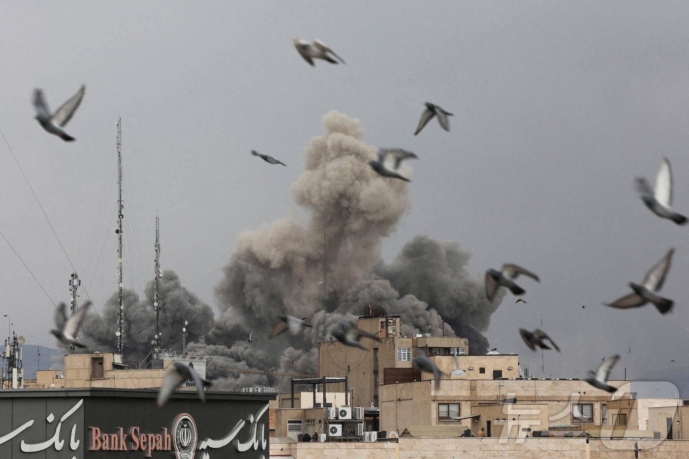 미국과 이스라엘이 2일(현지시간) 이란의 수도 테헤란을 공격한 후 연기가 피어오르고 새들이 날아오르고 있다. 2026.3.2 ⓒ 로이터=뉴스1