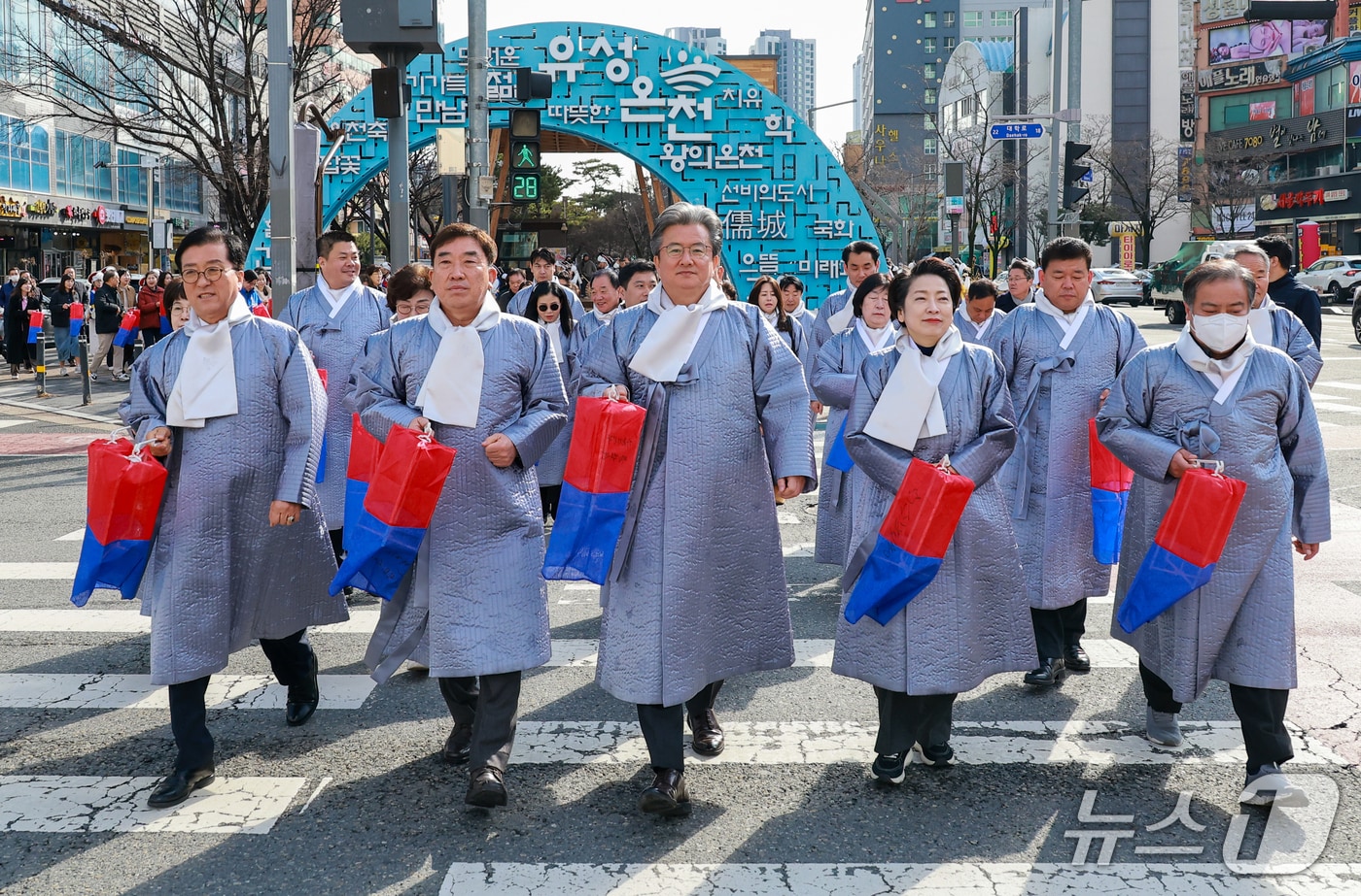 정용래 유성구청장이 정월대보름제 풍물 길놀이 행사에 참여하고 있다.(유성구 제공. 재판매 및 DB금지)/뉴스1