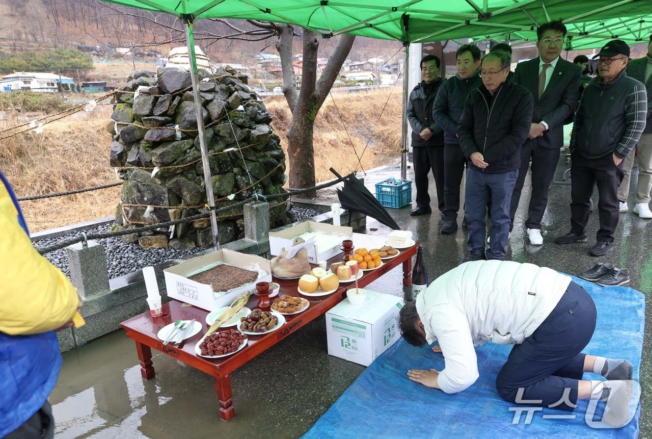 최충규 대덕구청장이 2일 민속 보존 마을 행사인 보름제에 참석해 제를 올리고 있다.(대덕구 제공. 재판매 및 DB금지)/뉴스1