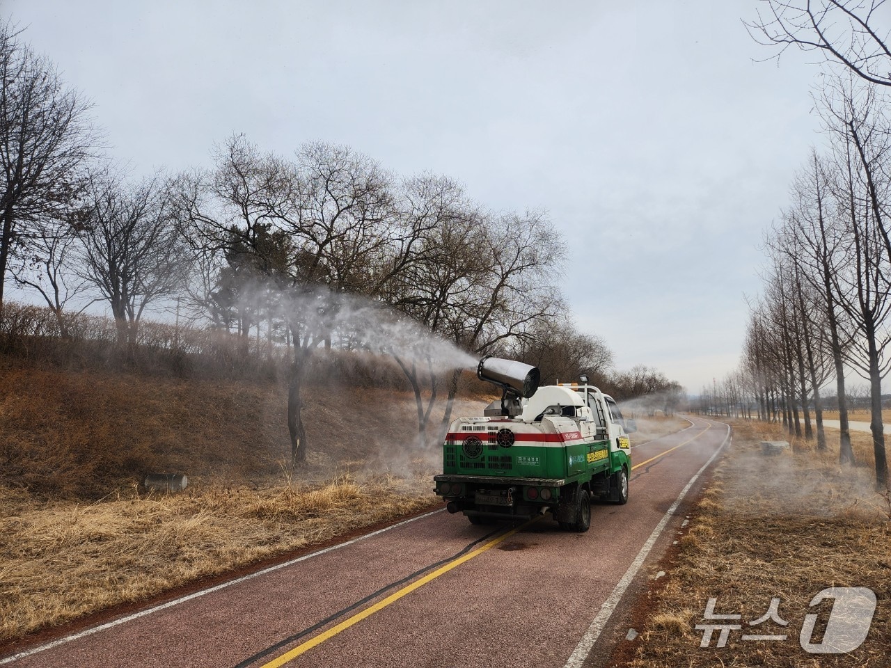 깔따구 방제 모습.(경기 여주시 제공. 재판매 및 DB 금지)/뉴스1