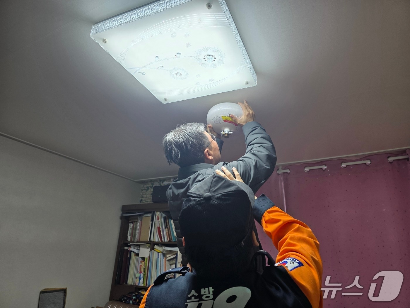 경기 안양소방서 관계자들이 만안구 삼익악파트 화재취약계층 세대를 상대로 자동확산소화기 설치를 지원하고 있다. (안양소방 제공. 재판매 및 DB 금지) 2026.3.3/뉴스1