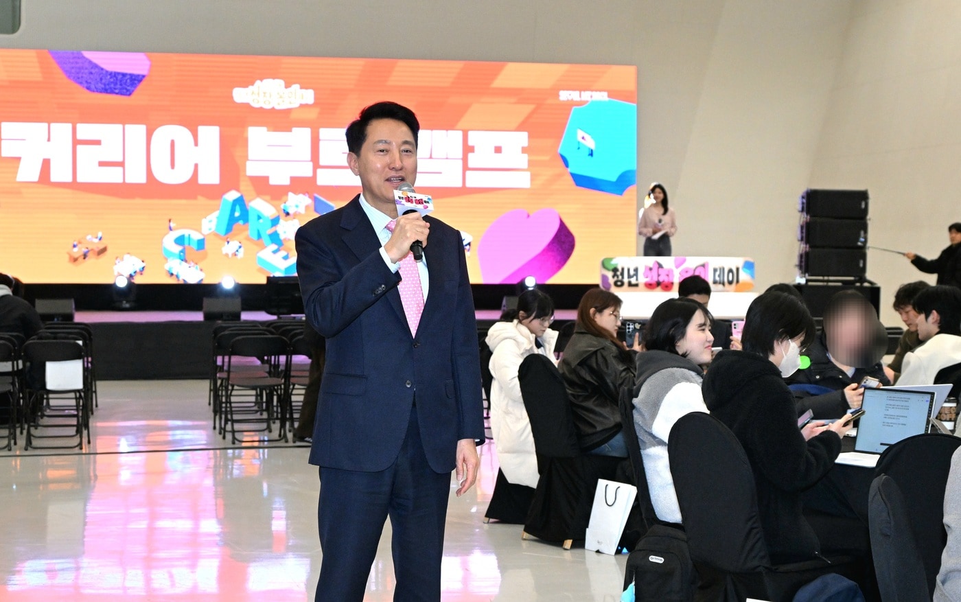 오세훈 서울시장이 3일 DDP에서 열린 '청년 성장 올인데이'에서 청년 멘토·멘티에게 격려인사를 전하고 있다.(서울시 제공)