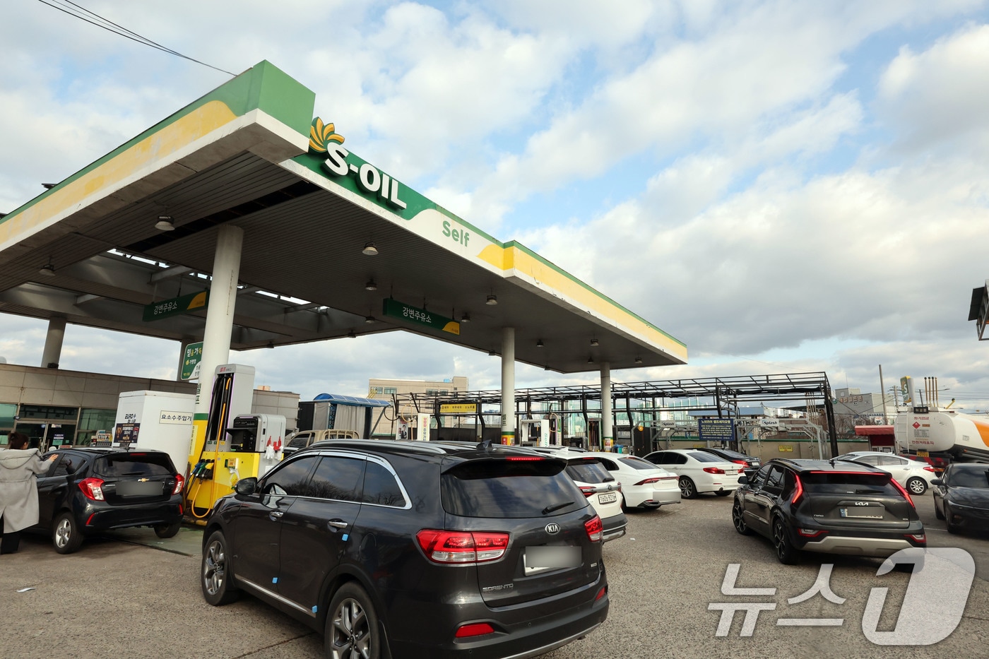 광주 평균 휘발유 가격이 ℓ당 1702원까지 오른 3일 광주 서구 치평동의 한 주유소가 주유를 위한 시민들로 가득하다. 2026.3.3 ⓒ 뉴스1 박지현 기자