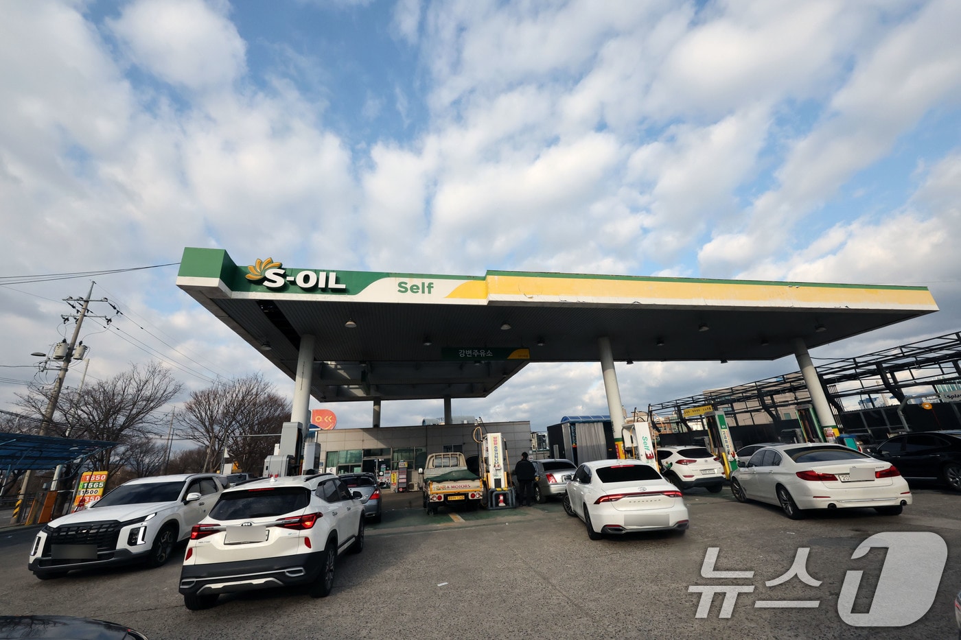 광주 서구 치평동의 한 주유소가 주유를 위한 시민들로 가득하다. 2026.3.3 ⓒ 뉴스1 박지현 기자