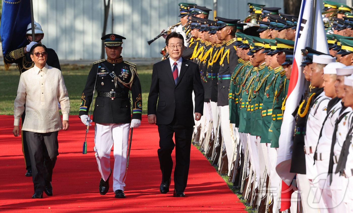 필리핀을 국빈 방문한 이재명 대통령이 3일(현지시간) 필리핀 마닐라 말라카냥궁에서 열린 공식환영식에서 의장대를 사열하고 있다. 2026.3.3 ⓒ 뉴스1 허경 기자