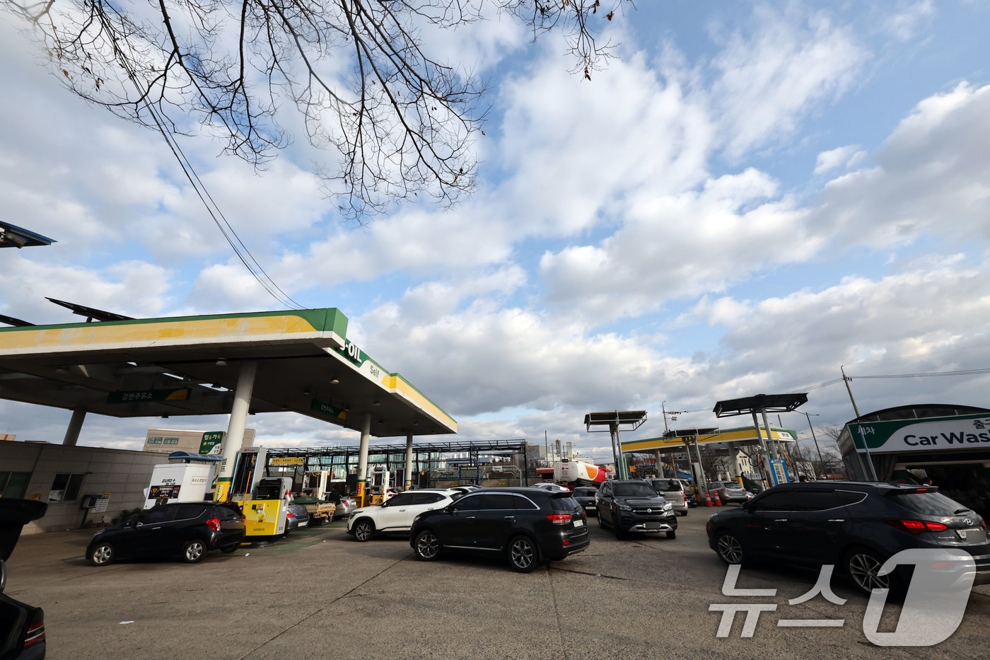 광주 서구 치평동의 한 주유소가 주유를 위한 시민들로 가득하다. ⓒ 뉴스1 박지현 기자