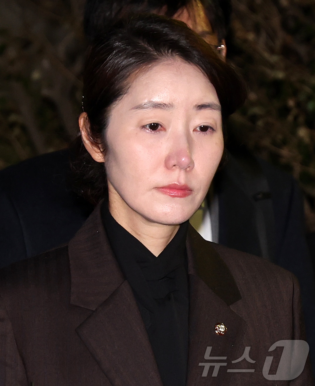 '1억 공천헌금' 의혹을 받는 강선우 무소속 의원이 3일 오후 서울 서초구 중앙지법에서 열린 구속 전 피의자 심문을 마친 뒤 눈물을 글썽이며 법정을 나서고 있다. 4일 자정무렵 강 의원에 대한 구속영장이 발부돼 강 의원은 서울구치소에 수감됐다. 2026.3.3 ⓒ 뉴스1 김진환 기자