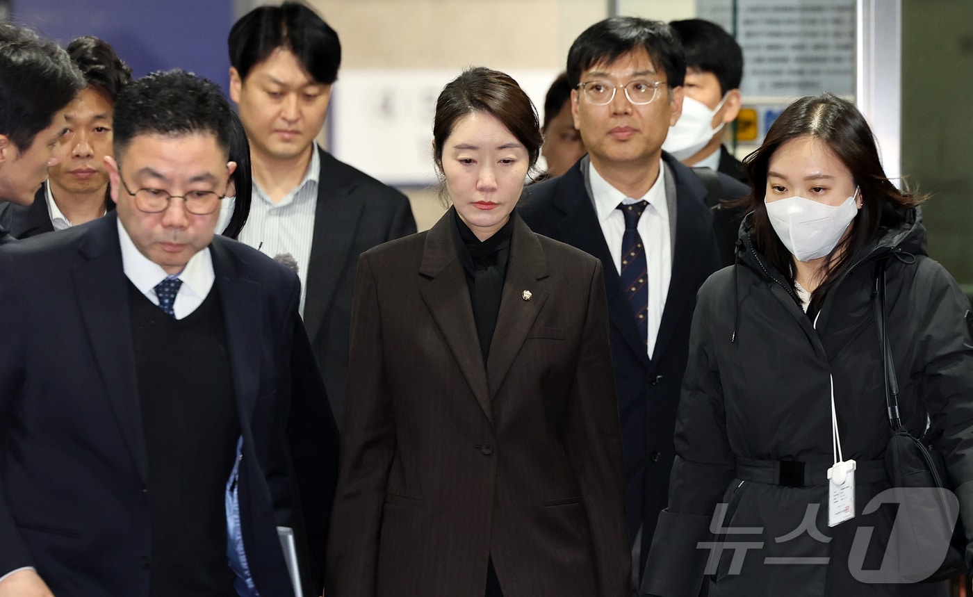 '1억 공천헌금' 의혹을 받는 강선우 무소속 의원이 3일 오후 서울 서초구 중앙지법에서 열린 구속 전 피의자 심문을 마친 뒤 법정을 나서고 있다. 2026.3.3 ⓒ 뉴스1 김진환 기자