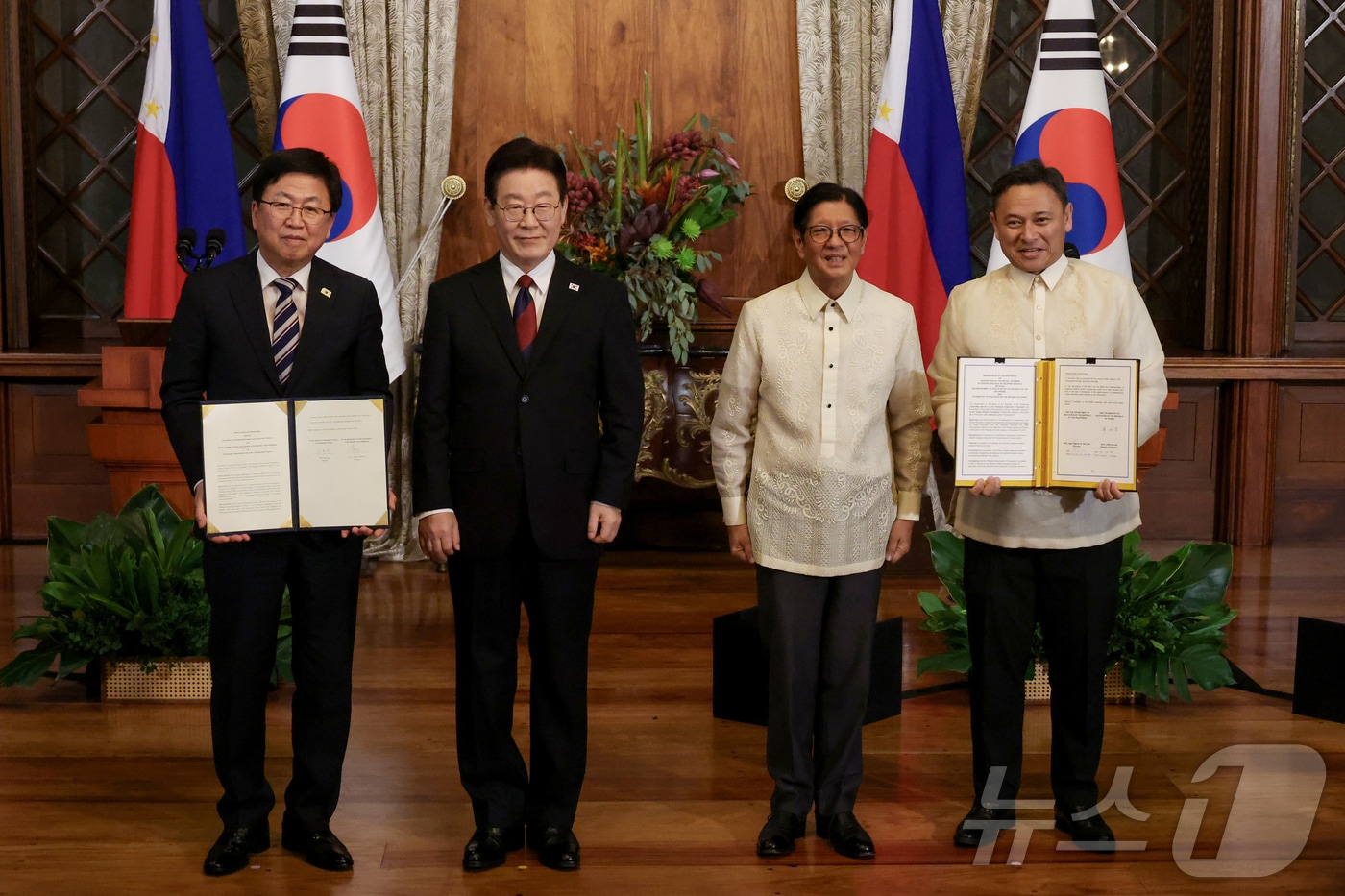 최교진 교육부 장관과 후아 에드가르도 앙가라 필리핀 교육부 장관이 3일(현지시간) 필리핀 마닐라 말라카냥궁에서 이재명 대통령과 페르디난드 마르코스 주니어 필리핀 대통령이 임석한 가운데 필리핀 학교 내 외국어 특별 프로그램 협력에 관한 양해각서를 체결하고 기념촬영을 하고 있다. 2026.3.3 ⓒ 뉴스1 허경 기자
