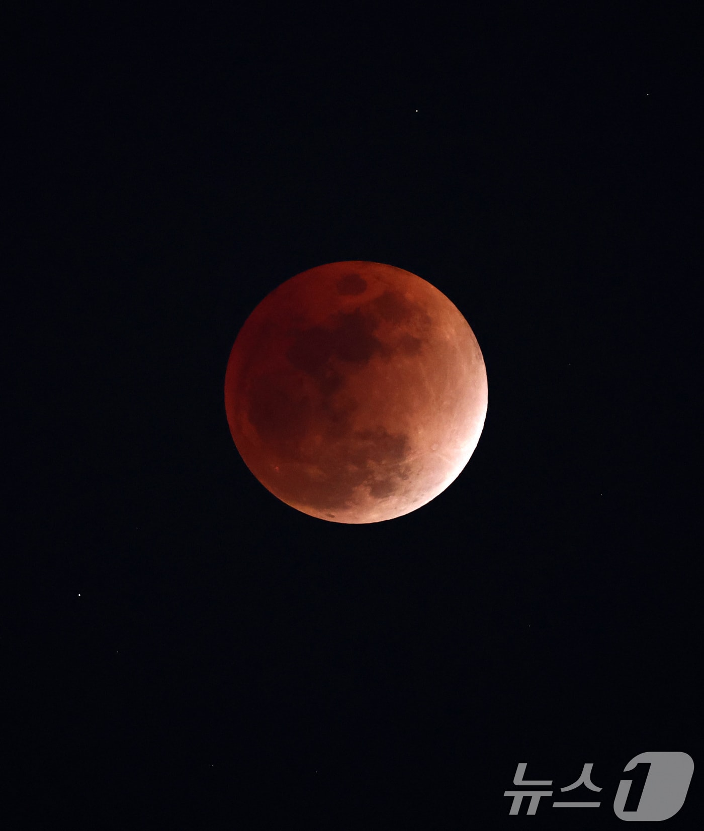 3일 밤 서울 상공에 떠오른 정월대보름달에 개기월식이 일어나고 있다. ⓒ 뉴스1 최지환 기자