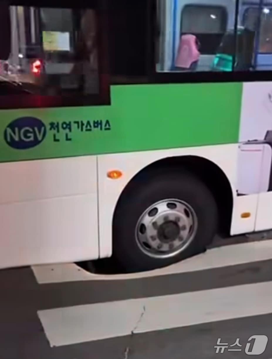 3일 광주 광산구 한 도로에 시내버스 앞바퀴가 걸린 모습.(사진=SNS 캡쳐)