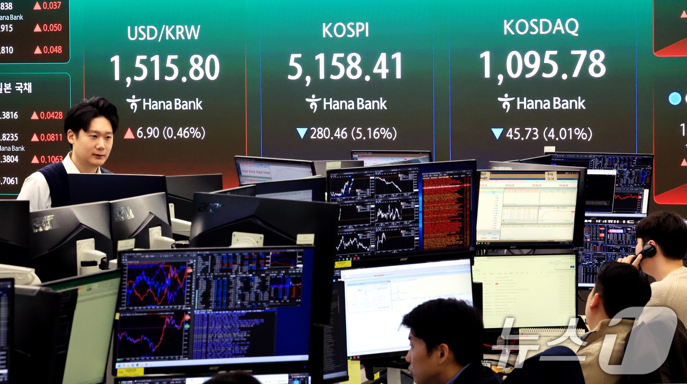 30일 서울 중구 하나은행 딜링룸 전광판에 증시 시황이 표시되고 있다. 2026.3.30 ⓒ 뉴스1 이호윤 기자
